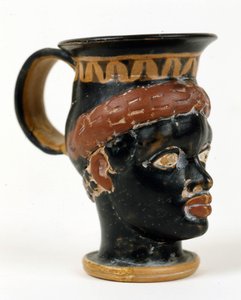 Etruszk váza fekete férfifej formájú. Museo Nazionale de Tarquinia.