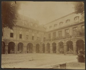Árkádos udvar alkotó: Eugène Atget