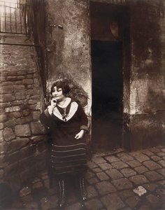 La Villette. Rue Asselin, prostituált várja az ajtaja előtt alkotó: Eugène Atget