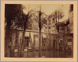 Kis épület, amelyben Saint-Séverin régi csontháza található alkotó: Eugène Atget