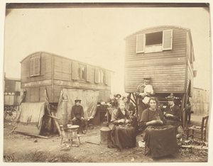 [Roma emberek a szekereik előtt ülve] alkotó: Eugène Atget