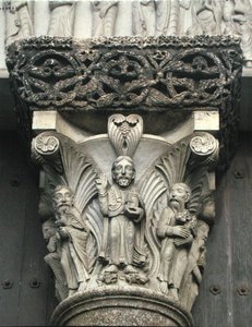 Krisztusi áldással ellátott oszlopfő a homlokzat nyugati portájáról, 1840-61 alkotó: Eugene Emmanuel Viollet le Duc