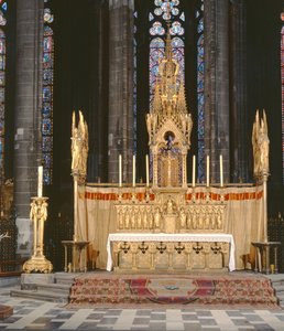 Neogótikus stílusú főoltár, körülötte 4 angyal, akik Krisztus szenvedésének eszközeit hordozzák, tabernákulummal, amelyet igényesen díszített torony veszi körül