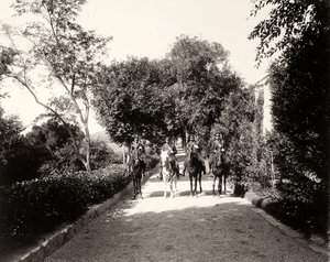 Egyenruhások egy csoportja lóháton a Lo Zucco farmon, Szicíliában, 1900 körül alkotó: Eugenio Interguglielmi