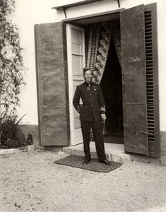 Egyenruhás férfi portréja a Lo Zucco farmon, Szicíliában, 1900 alkotó: Eugenio Interguglielmi