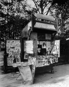 Kioszk Párizsban, 1910 körül (f/w fotó) alkotó: Eugène Atget