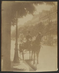 [Várakozó kocsi] alkotó: Eugène Atget