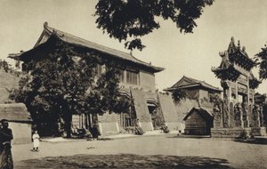 Kína, Templombejárat a szent Taischan hegy közelében, Shantung (fekete-fehér fotó) alkotó: European Photographer