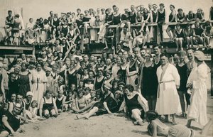 Nagy embercsoport a tengerparton (fekete-fehér fotó) alkotó: European Photographer