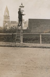 Ember fel egy létrán, és rögzít egy utcai lámpát (f/w fotó) alkotó: European Photographer