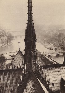Párizs: A Notre-Dame tornya a tornyok felől nézve (fekete-fehér fotó): La fleche de Notre-Dame vue des tours. alkotó: European Photographer