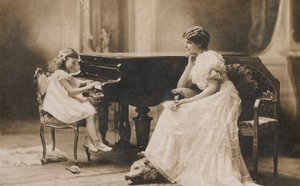 Egy nő portréja, amint egy fiatal lányt néz zongorázni (fekete-fehér fotó) alkotó: European Photographer
