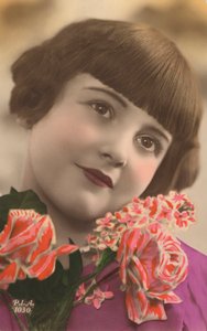 Egy fiatal lány portréja virágokkal (fotó) alkotó: European Photographer