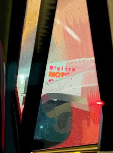 Rivera Motel tábla autóból esős éjszakán (digitális művészet) alkotó: Evan Sklar