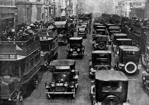 Forgalom az 5th Avenue-n egy irányítótoronyból nézve, New York City, USA, 1930-as évek.