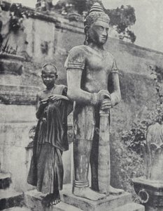 Fiatal buddhista újonc szerzetes egy Buddha-szobor mellett, francia Indokína (f/w fotó)