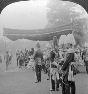 A király koronázási érmeket ad át, a Buckingham-palota, London.