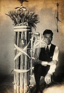Antonio Floridi búzakalászból készült lictorok arcai mellett pózol. Farm Camillo Frizzoni tulajdonában, Morengóban, Bergamo tartományban. A homlokzat tetején Mussolini fényképe látható alkotó: F. Frizzoni