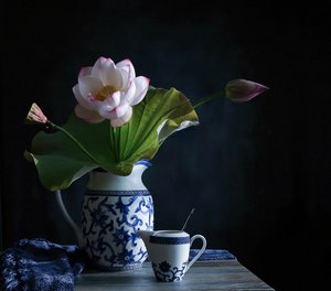 Derűs lótuszkompozíció alkotó: Fangping Zhou