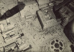 [Városkép léghajó árnyékával] alkotó: Fedele Azari