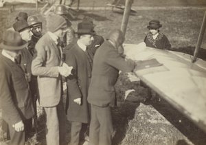 [Csoport egy Caproni Ca. 3 (repülőgép) szárnyának széle körül]