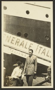 [Férfi a hajó előtt]