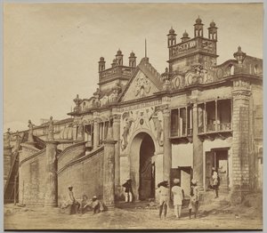 A Kaiserbagh-ba vezető átjáró alkotó: Felice A. Beato