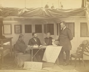 Kínai tolmácsok Drew miniszterrel és Low miniszterrel a Colorado amerikai zászlóshajó kabinjában alkotó: Felice Beato