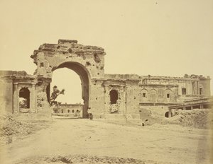 A rezidenciába vezető átjáró, általában a Bailee Guard Gate, amelyet R.H.M. alezredes tart. Aitken, a 13. bengáli bennszülött alkotó: Felice Beato