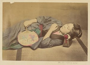 [Alvó japán nő, kezében egy legyezővel] alkotó: Felice Beato