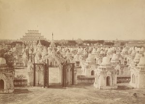 A 450 Pagoda a Központi Pagoda felől - Mandalay alkotó: Felice Beato