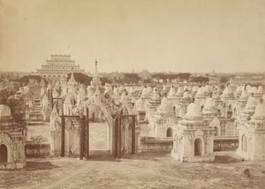 A 450 Pagoda a Központi Pagoda - Mandalay alkotó: Felice Beato