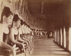 A negyvenkilenc Gautamas a Sagaing templomban alkotó: Felice Beato