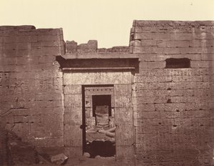 A medinet habui nagy templom második kapuja, Théba alkotó: Félix Bonfils