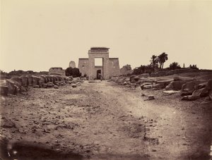 Szfinxek sugárútja és Ptolemaiosz-kori propülón, Karnak, Théba alkotó: Félix Bonfils