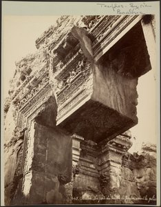 Baalbek, a Jupiter-templom kapuja az oszlop előtt alkotó: Félix Bonfils