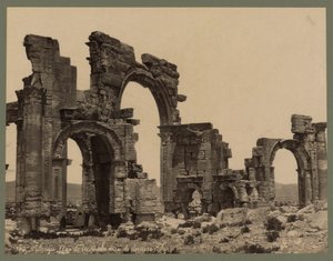 A nagy oszlopsor bejárata, Palmyra, 1875 körül (albumnyomat) alkotó: Félix Bonfils