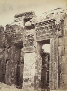 A Jupiter vagy a Nap templomának bejárata, Heliopolis vagy Baalbek régészeti övezetében, ősi szíriai város, ma Libanon alkotó: Félix Bonfils