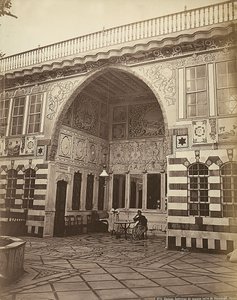 Egy zsidó ház belseje Stambouliban, Szíriában. Két nő látható egy karzat alatt alkotó: Félix Bonfils