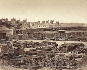 Építőanyagok udvara, szélmalmok állnak a háttérben, Alexandriában, Egyiptomban alkotó: Félix Bonfils