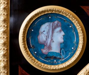 Egy bútordarab részlete díszíti a Brignole Sale család címerét Guillaume Grohe (1808-1885) ebenista Felix Duban (1798-1870) rajza alapján. Maria Brignole Sale De Ferrari, Galliera hercegnőjének (1811-1888) lakásai alkotó: Felix Louis Jacques Duban