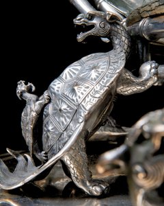Egy francia „Japonisme” ezüstözött bronz akvárium és talapzat, Ferdinand Barbedienne, Édouard Lièvre terve, 1880 körül (ezüstös bronz)