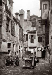 Egy épületekkel körülvett udvar Velencében, 1880 körül