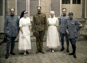 Francia katonai orvosok és ápolónők a Saint-Paul kórház előtt, Soissons, Aisne, Franciaország, 1917 (autokróm)