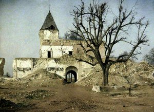 Súlyosan megrongálódott kastély és a fa, ahol egykor III. Napóleon pihent, Ham, Somme, Franciaország, 1917 (autokróm)