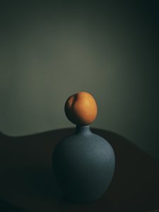 Sötétbarack színű váza alkotó: FiguraNYC Photography