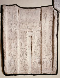 Hamis ajtó Hemi-Re, Hathor papnőjének sírjából (pigmentes mészkő)