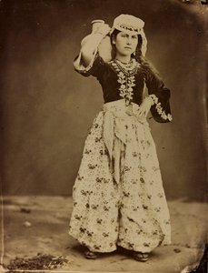 Album Damas et Baalbek: Fiatal szíriai nő hagyományos ruhákban