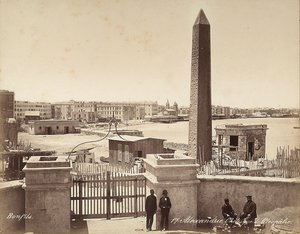 Alexandria, Egyiptom: Kleopátra obeliszkje, négy férfival pózol a fényképen alkotó: Félix Bonfils