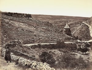 Panorámás kilátás a Cedron vagy Josafat völgyére, Absalom sírjával, Jeruzsálem külvárosában. Egy mas nézi a kilátást az utcáról alkotó: Félix Bonfils